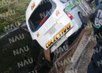 Combi es abandonada en el dren pluvial del par vial