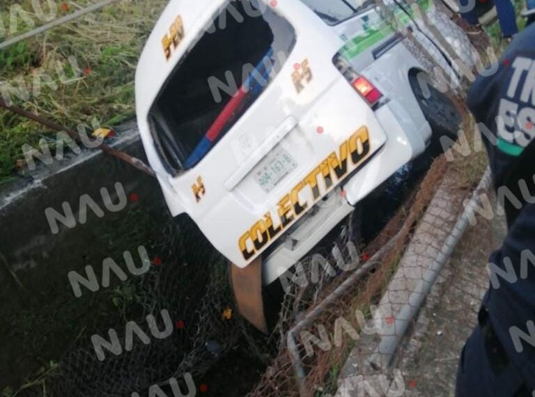 Combi es abandonada en el dren pluvial del par vial