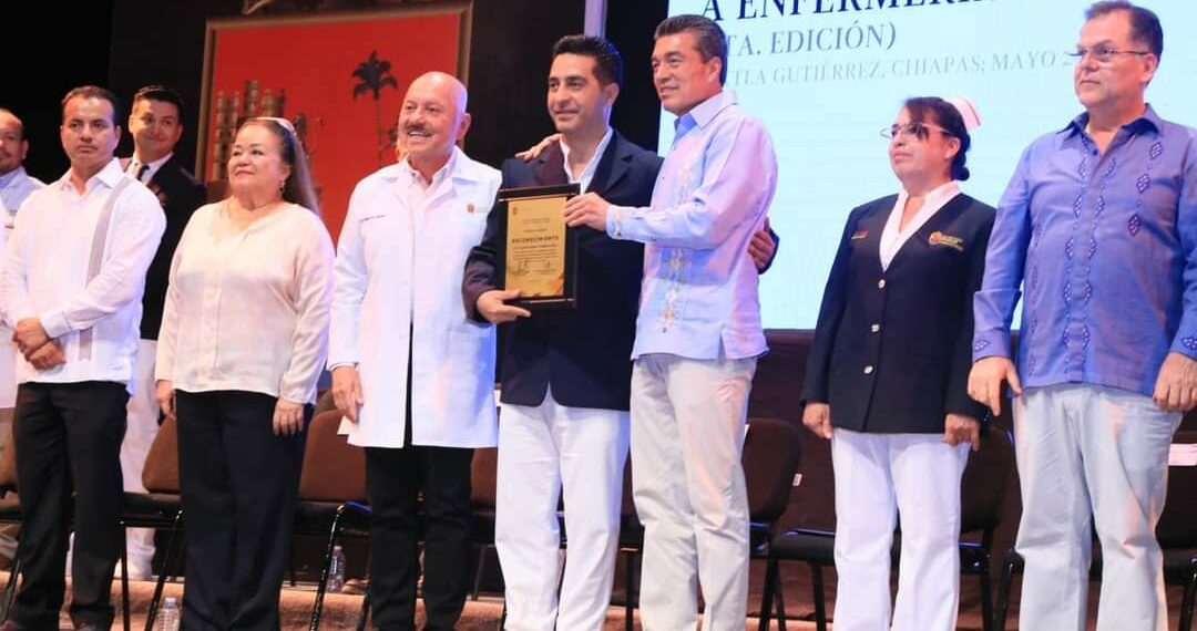 Rutilio Escandón entrega la Medalla al Mérito a Enfermería 2023 a Elías Ruiz Jiménez