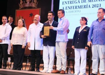 Rutilio Escandón entrega la Medalla al Mérito a Enfermería 2023 a Elías Ruiz Jiménez