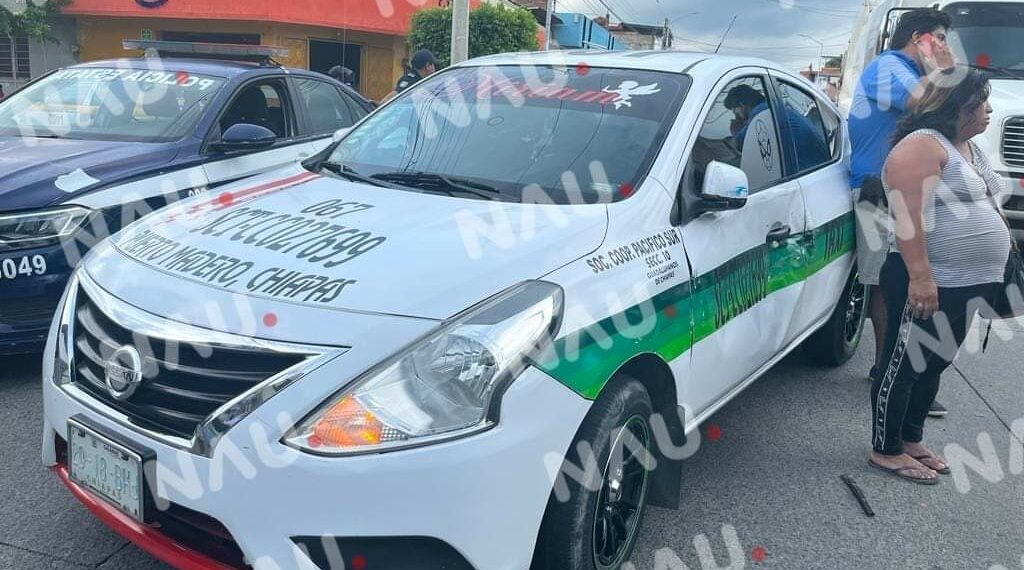 Solo daños deja accidente entre taxi y camioneta