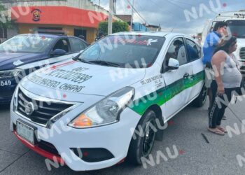 Solo daños deja accidente entre taxi y camioneta