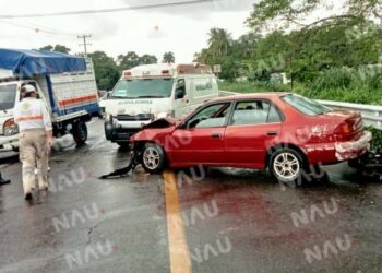 Chocan dos vehículos y una motocicleta