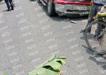 Mujer lesionada al chocar su moto contra camioneta en la carretera a Mazatán