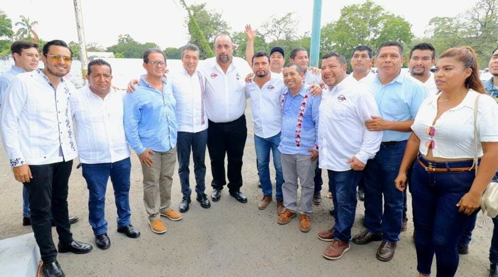 En Tapachula, Rutilio Escandón entrega paquetes para mejoramiento de vivienda a transportistas