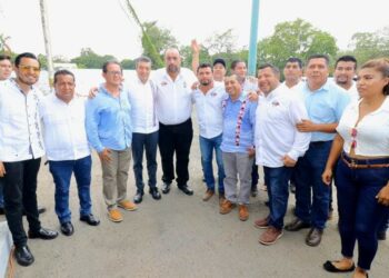 Agradecen choferes del transporte público entrega de láminas para mejoramiento de viviendas