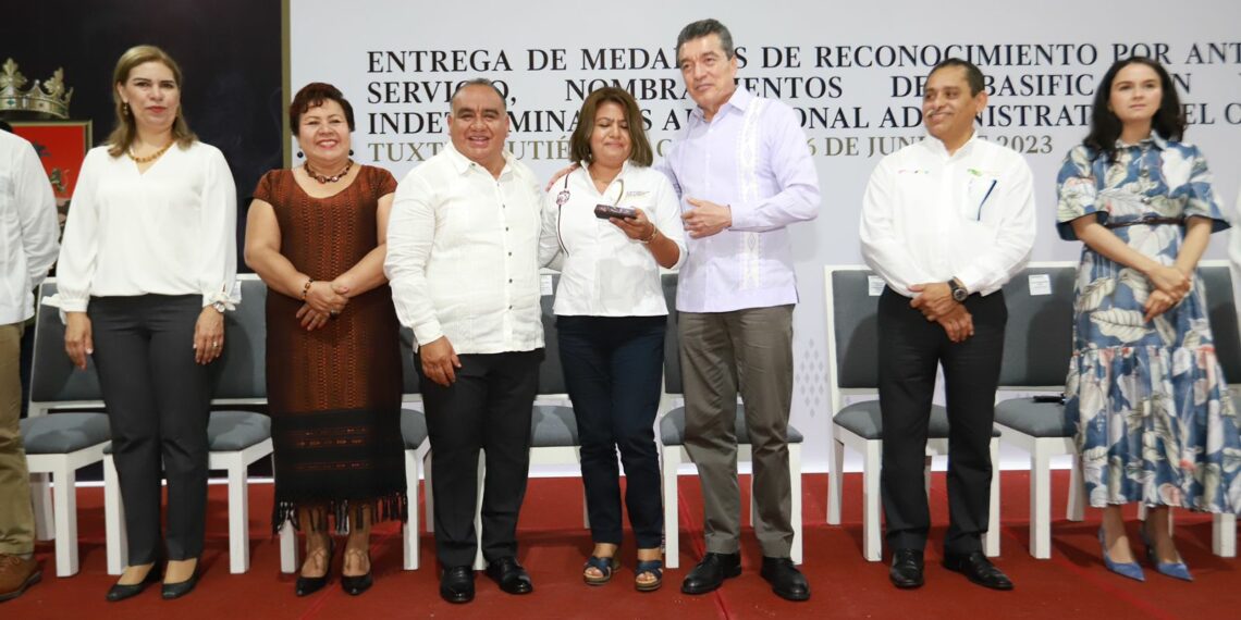 Entrega Rutilio Escandón nombramientos de basificación y contratos a personal de Cecyte Chiapas