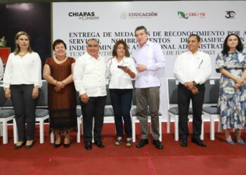 Entrega Rutilio Escandón nombramientos de basificación y contratos a personal de Cecyte Chiapas