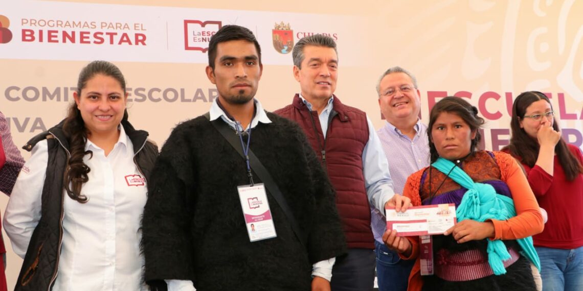 Rutilio Escandón encabeza entrega de tarjetas del Programa “La Escuela Es Nuestra”, en San Cristóbal