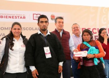 Rutilio Escandón encabeza entrega de tarjetas del Programa “La Escuela Es Nuestra”, en San Cristóbal