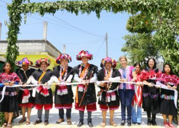 Con mejor infraestructura, se combate el rezago educativo en Tenejapa: Rutilio Escandón