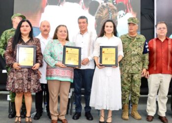 Entrega Rutilio Escandón reconocimientos al personal de salud por su desempeño durante la pandemia de COVID-19