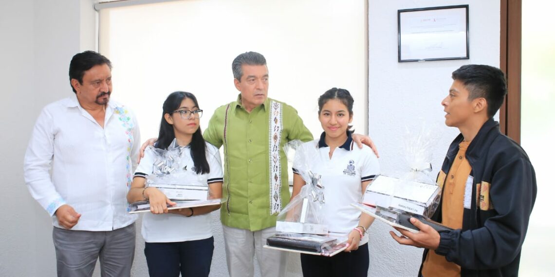 Rutilio Escandón sostiene encuentro con estudiantes del Cobach, galardonados en deporte, cultura y ciencia