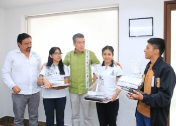 Rutilio Escandón sostiene encuentro con estudiantes del Cobach, galardonados en deporte, cultura y ciencia