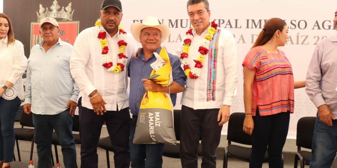 En Villa Corzo, Rutilio Escandón inició entrega de paquetes de semillas certificadas de maíz a 12 mil 400 productores