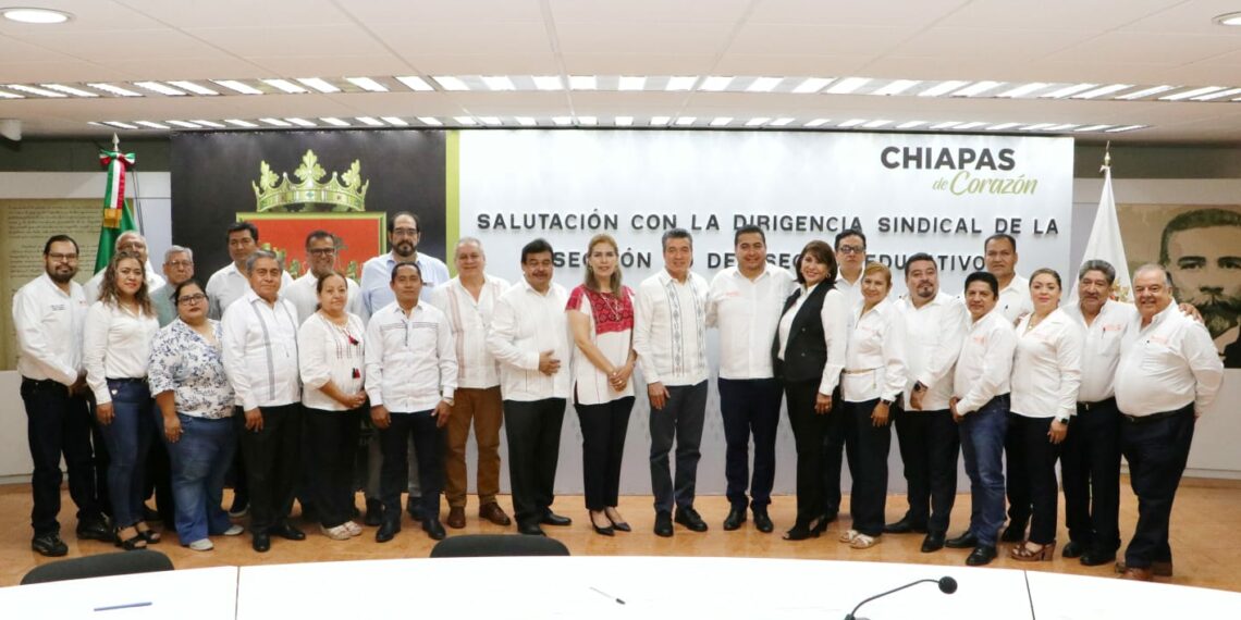 Rutilio Escandón encabeza salutación a la dirigencia de la Sección 40 del SNTE