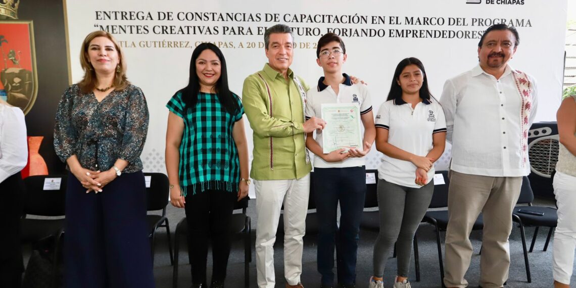 Entrega Rutilio Escandón constancias de capacitación del Programa Mentes Creativas para el Futuro