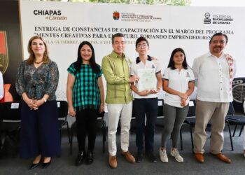 Entrega Rutilio Escandón constancias de capacitación del Programa Mentes Creativas para el Futuro