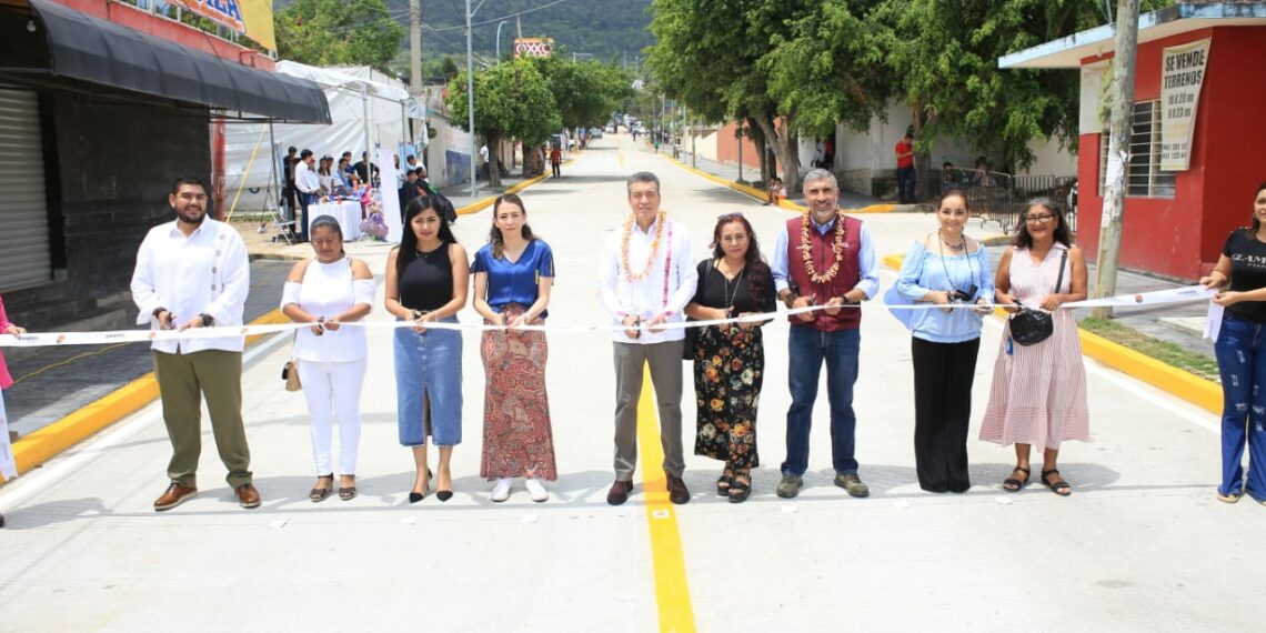 En Tuxtla Gutiérrez, Rutilio Escandón inaugura pavimentación de calle en la colonia Los Pájaros