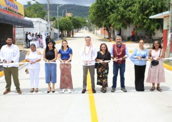 En Tuxtla Gutiérrez, Rutilio Escandón inaugura pavimentación de calle en la colonia Los Pájaros