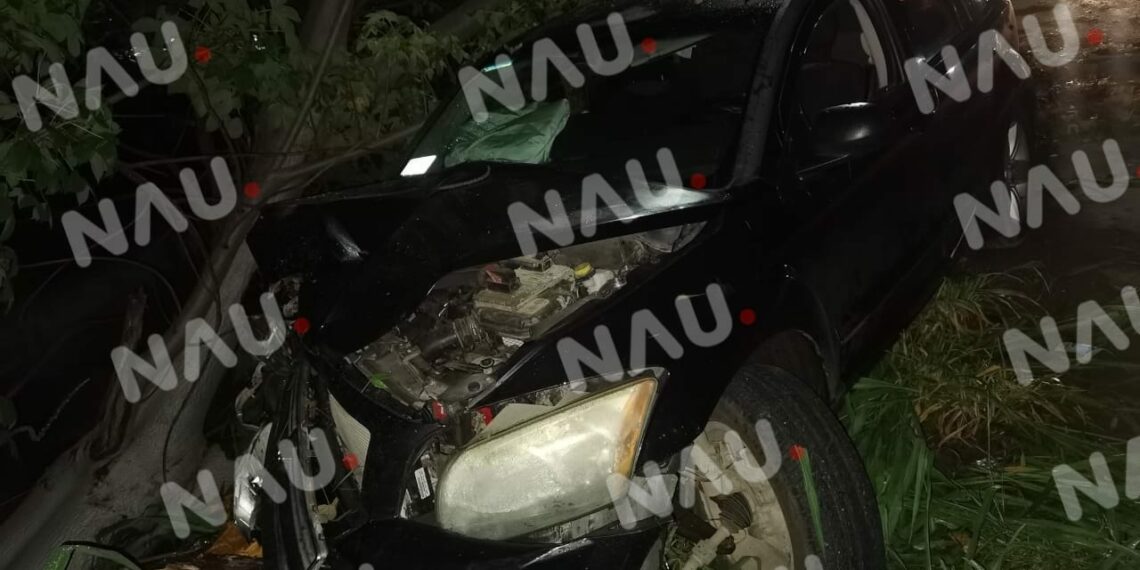 Un vehículo de color negro fue abandonado tras accidentarse en El Libramiento Sur Poniente