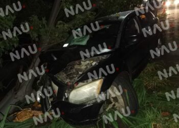 Un vehículo de color negro fue abandonado tras accidentarse en El Libramiento Sur Poniente