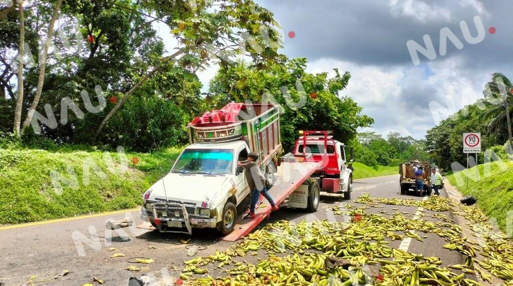 Vuelca camioneta cargado de plátanos