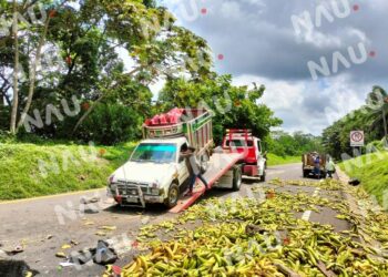 Vuelca camioneta cargado de plátanos