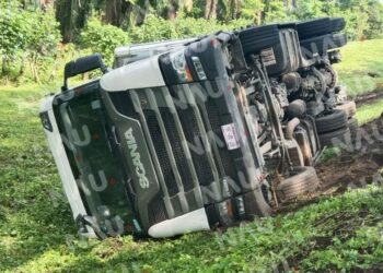Vuelca tráiler con productos perecederos