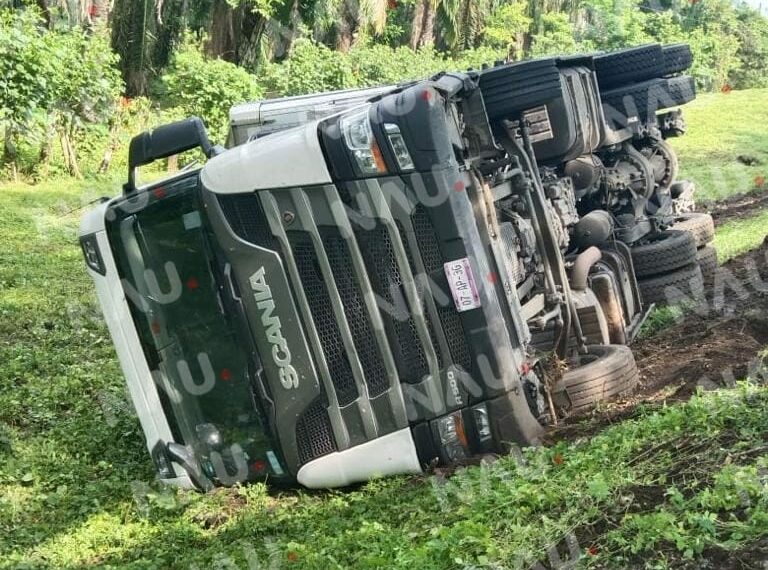 Vuelca tráiler con productos perecederos