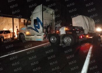 Trailer quedó atravesado en el kilómetro seis de la carretera Tapachula – Tuxtla Chico