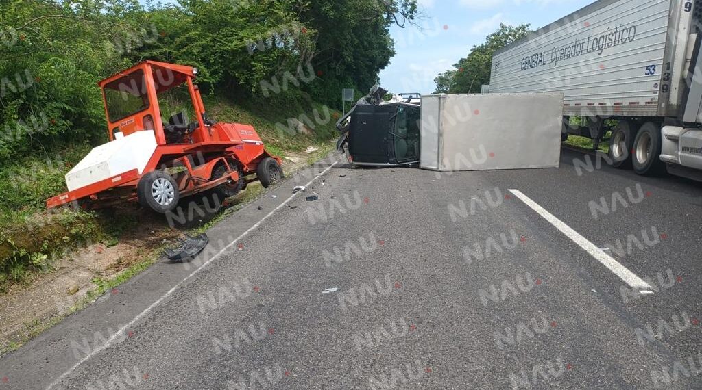 Choca vehículo y máquina pesada