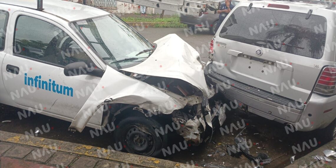 Solo daños deja choque de tres vehículos