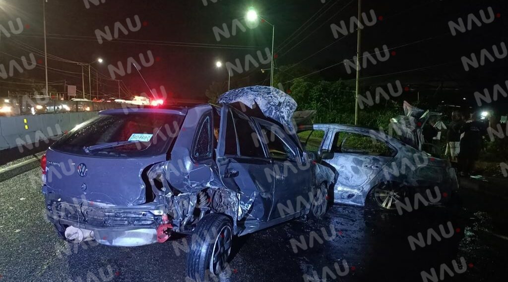 Se incendian dos vehículos tras chocar