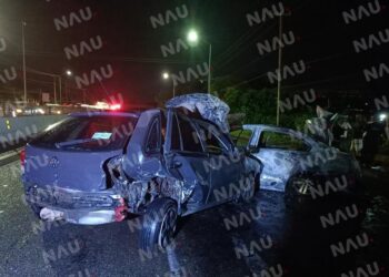 Se incendian dos vehículos tras chocar