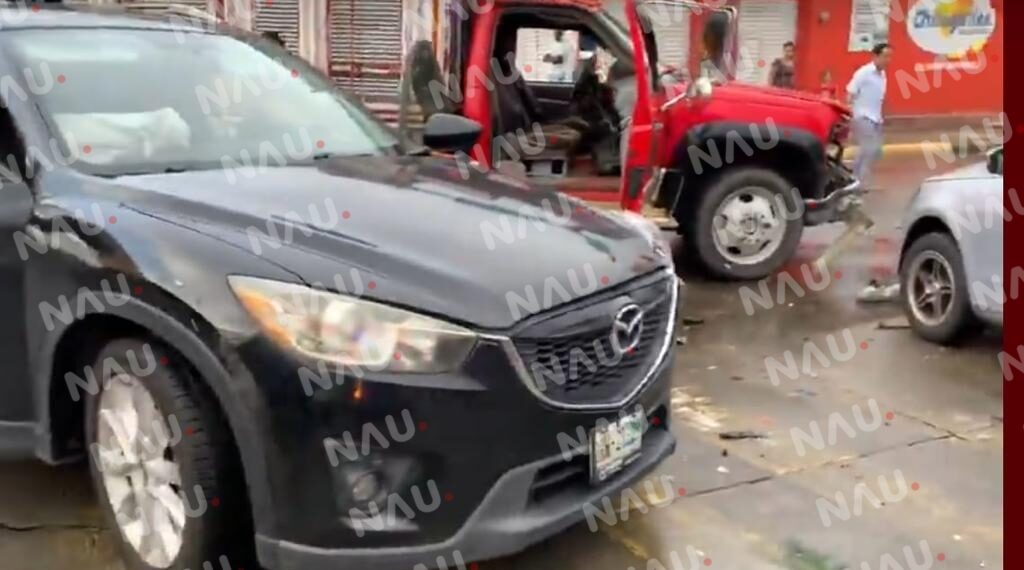 Un herido y daños materiales deja choque de dos vehículos