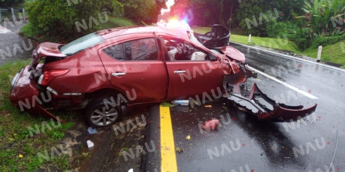 Abandonan vehículo en accidente