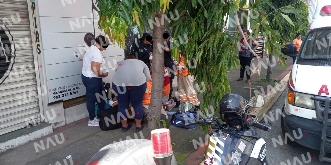 Atiende SAE a joven que se desmayó en la vía pública