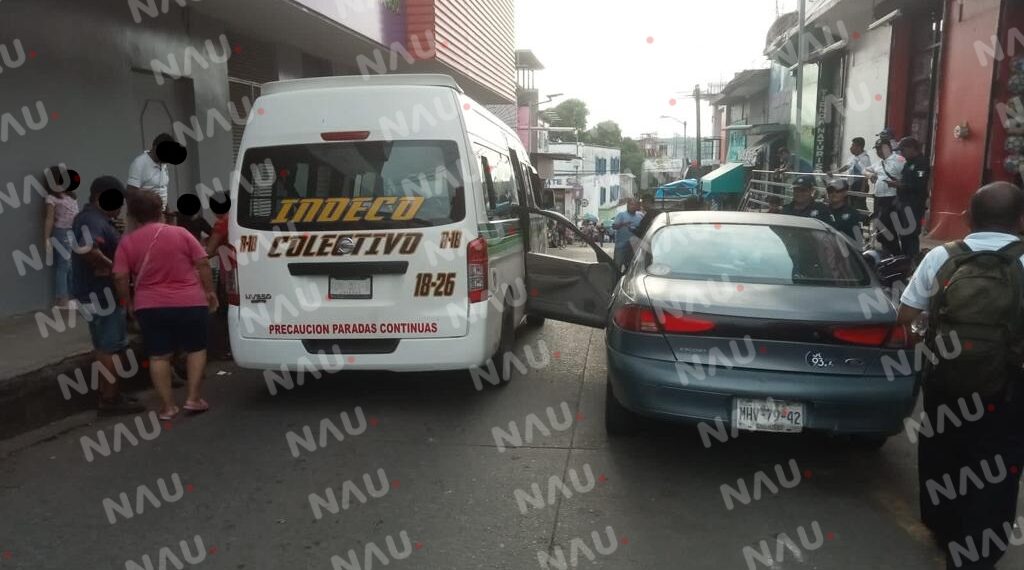 Abrió la puerta de su vehículo y quedó prensado con el faldón de una colectiva