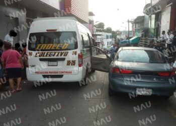 Abrió la puerta de su vehículo y quedó prensado con el faldón de una colectiva