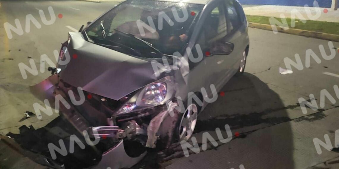 Abandonan vehículo al chocar frente a la plaza Alaïa.