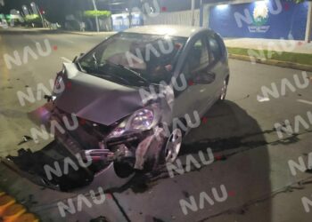 Abandonan vehículo al chocar frente a la plaza Alaïa.