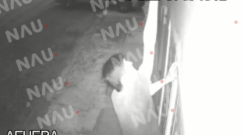 “Vídeo” Capta cámara de seguridad a sujeto que se roba los focos