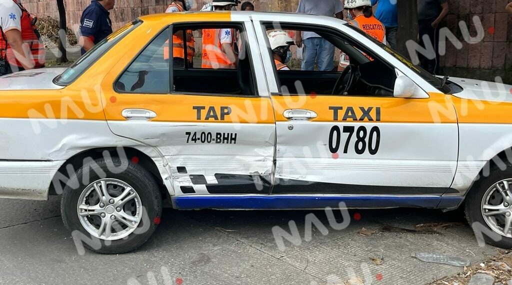 Choca camioneta y un taxi