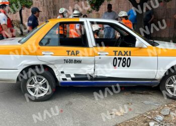 Choca camioneta y un taxi