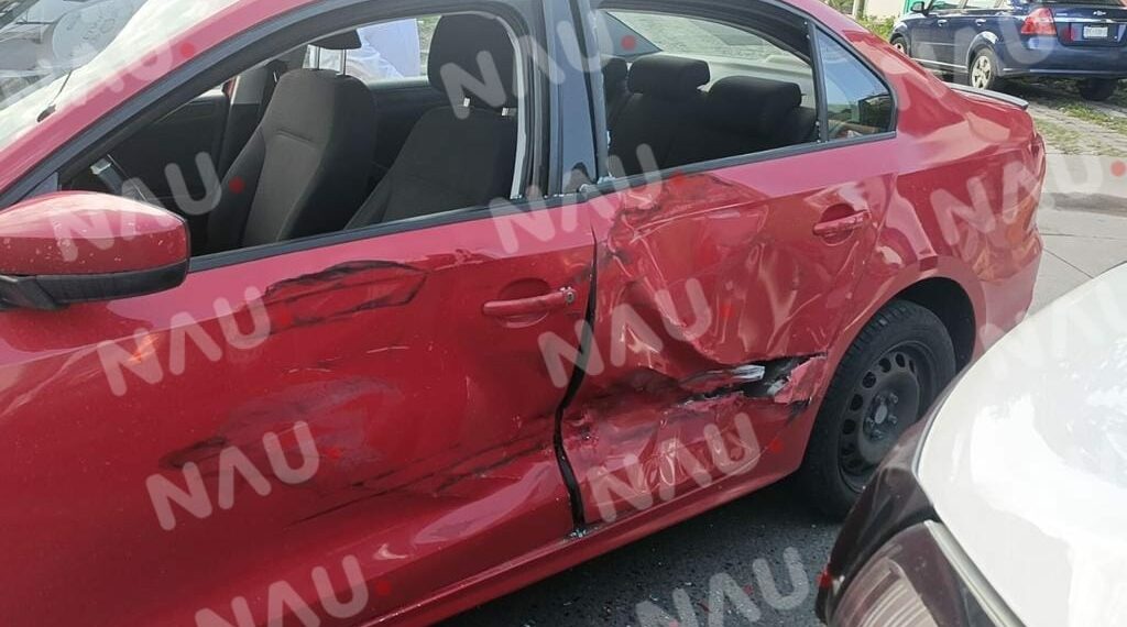 Chocan dos vehículos y deja solo daños