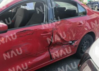 Chocan dos vehículos y deja solo daños