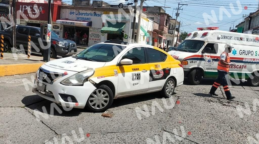 Choque deja a dos lesionados de motocicleta y taxi
