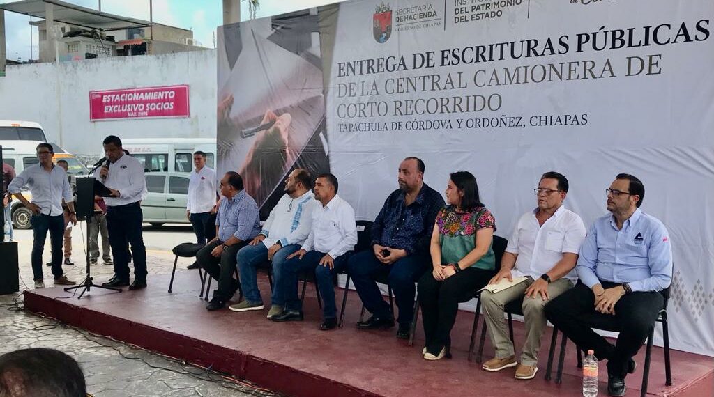 Entregan a transportistas escrituras públicas de la Central Camionera de Corto Recorrido en Tapachula