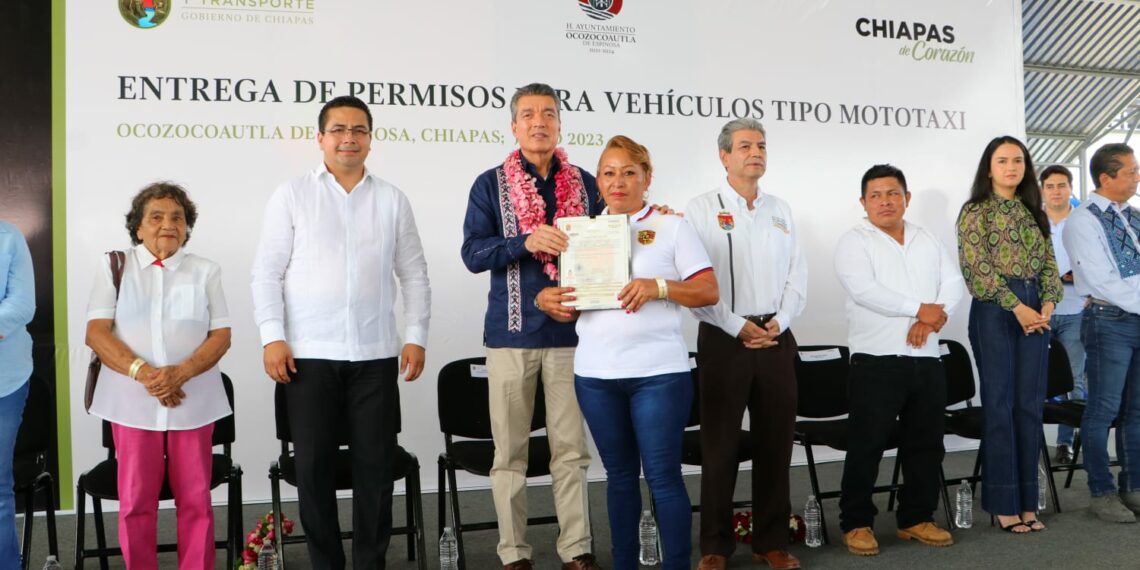 En Ocozocoautla, entrega Rutilio Escandón mil 286 permisos de transporte en modalidad de mototaxi